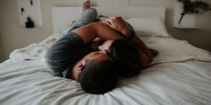 Ζευγάρι στο κρεβάτι