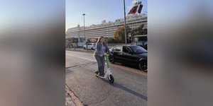 Η Ζωή Κωνσταντοπούλου με πατίνι στους δρόμους του Πειραιά -Η ανάρτηση του Διαμαντή Καραναστάση