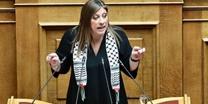 Η Ζωή Κωνσταντοπούλου πήγε στη Βουλή με παλαιστινιακή μαντήλα