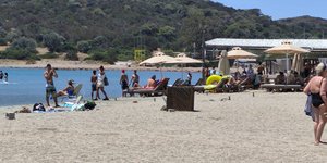 Γέμισαν με κόσμος οι παραλίες της Αττικής