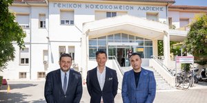 O Διοικητής του ΓΝΛ, κ. Γρηγόρης Βλαχάκης, ο κορυφαίος Έλληνας star και ambassador του Φυσικού Μεταλλικού Νερού ΘΕΟΝΗ κ. Σάκης Ρουβάς και ο Πρόεδρος, Διευθύνων Σύμβουλος και βασικός μέτοχος της εταιρείας ΘΕΟΝΗ, κ. Δημήτρης Τσέλιος