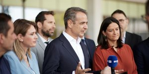 Ο πρωθυπουργός Κυριάκος Μητσοτάκης και η υπουργός Εργασίας Νίκη Κεραμέως