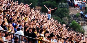 Ο Δημήτρης Χατζηχρήστος οργανώνει την εξέδρα της ΑΕΚ στην Καισαριανή το 1999, στο παιχνίδι με τον γηπεδούχο Εθνικό Αστέρα