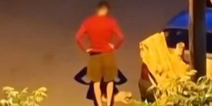 Ο 34χρονος πάνω από το γατάκι, πριν το χτυπήσει θανάσιμα