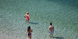 Λουόμενοι ξεχύνονται στις παραλίες