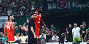 Η στιγμή που ο Μουσταφά Φαλ αποχωρεί από το glass floor