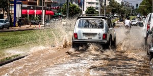 Πλημμύρισαν δρόμοι από την καταιγίδα στα νότια προάστια της Αττικής