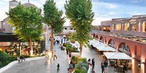 Mediterranean Cosmos: «Square Alive»