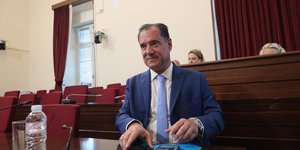 Ο Αδωνις Γεωργιάδης σε αίθουσα της Βουλής