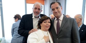 Ο Άδωνις Γεωργιάδης ο Δημήτρης Χατζηχρήστος και η σύζυγός του Κατερίνα την ημέρα του γάμου τους 