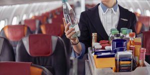 Αεροσυνοδός σερβίρει ποτά 