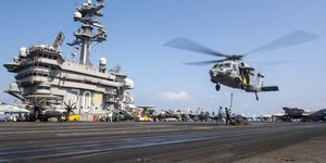 To αεροπλανοφόρο USS Carl Vinson