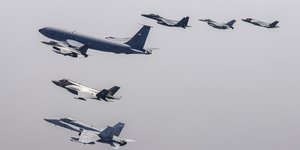 Μαχητικά αεροσκάφη συνοδεύουν αμερικανικό ιπτάμενο τάνκερ