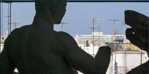 Αγαλμα από την αίθουσα Παρθενώνα κοιτά τις ταράτσες στην Πλάκα