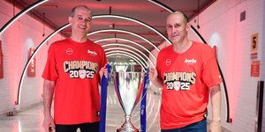 Οι αδελφοί Αγγελόπουλοι με το τρόπαιο του πρωταθλήματος