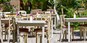 Ελληνική ταβέρνα με αυλή / Φωτογραφία: Shutterstock 