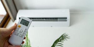 Να μένει το κλιματιστικό ανοιχτό όλη μέρα ή να το κλείνουμε και να το ξανανοίγουμε: Τι είναι καλύτερο;