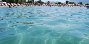 Μια «τροπική» παραλία μόλις 1 ώρα από την Αθήνα