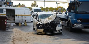 Ταξί καρφώθηκε σε απορριμματοφόρο στον Άλιμοπ