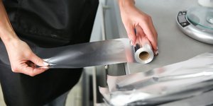 Γυναίκα κόβει αλουμινόχαρτο