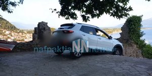 Απίστευτο περιστατικό στη Ναύπακτο: Αυτοκίνητο τουριστών εγκλωβίστηκε σε σκαλιά λόγω... GPS