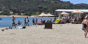 Κόσμος σε παραλία στην Ανάβυσσο