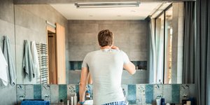 Ανδρας στο μπάνιο