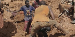 Άνδρες σώζουν παιδί από τις λάσπες