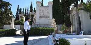 Ο Νίκος Ανδρουλάκης στον τάφο του Ανδρέα Παπανδρέου