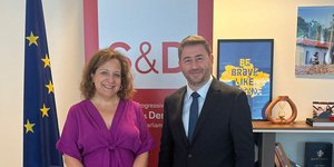 Ο Νίκος Ανδρουλάκης με την Ιράτσε Γκαρθία Πέρεθ