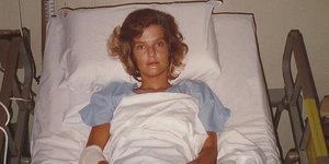 Η Annette Herfkins ήταν 31 ετών όταν έγινε το αεροπορικό δυστύχημα στο Βιετνάμ και επέζησε για οκτώ ημέρες στη ζούγκλα