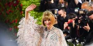 Άννα Γουίντουρ: Ποια είναι πραγματικά η γυναίκα πίσω από τα σκοτεινά γυαλιά -Γιατί πήγε στο γραφείο με μώλωπες