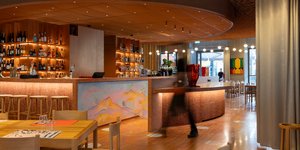 Το εντυπωσιακό κυκλικό μπαρ-terrazzo του εστιατορίου Anther / Φωτογραφία: Anther