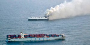 Φορτηγό πλοίο τυλίχθηκε στις φλόγες στα ανοικτά της Αλάσκας