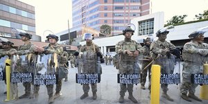  Αβέβαιη ηρεμία στο Λος Άντζελες πριν από τις διαδηλώσεις κατά του Τραμπ