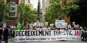 Χιλιάδες κάτοικοι πόλεων της νότιας Ευρώπης ξανά στους δρόμους κατά του υπερτουρισμού