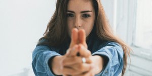 Πώς να απαντάτε σε κακόβουλα σχόλια με μόλις 3 λέξεις, σύμφωνα με την ψυχολογία