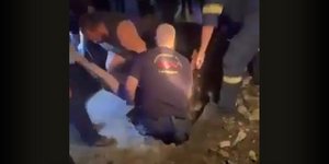 Ο απεγκλωβισμός του άνδρα από φρεάτιο στη Θέρμη Θεσσαλονίκης