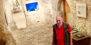 Είχε δημιουργήσει μια εντυπωσιακή υπόσκαφη γκαλερί, μέσα σε ένα παλιό οινοποιείο της οικογένειάς του στην Έξω Γωνιά
