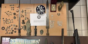 Αρχαία και όπλα κατασχέθηκαν από τις Αρχές