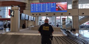 Aστυνομικός στο αεροδρόμιο της Ατλάντα των ΗΠΑ