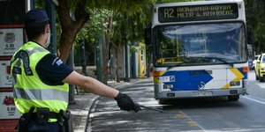 Αστυνομικός σταματά λεωφορείο για έλεγχο