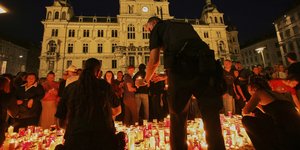 Αυστρία: Πολίτες αφήνουν κεράκια στην μνήμη των θυμάτων του μακελειού