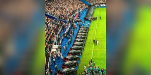Αυτοκίνητα σε γήπεδο στο Ουζμπεκιστάν