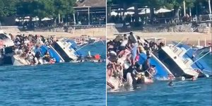 H στιγμή της βύθισης του σκάφους κοντά σε παραλία του Μπαλί της Ινδονησίας