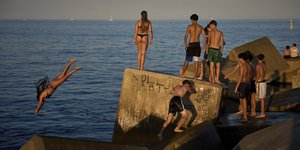 Βουτιές σε παραλία της Βαρκελώνης εν μέσω καύσωνα στη νότια Ευρώπη