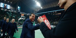 Χειραψία Αταμάν με Μπαρτζώκα