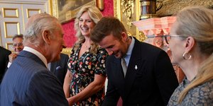 Ο Ντέιβιντ Μπέκαμ χρίστηκε ιππότης από τον βασιλιά Κάρολο