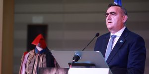 Ο Φρέντης Μπελέρης σε ομιλία του σε έκθεση