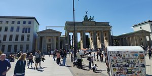 Πολίτες στο Βερολίνο, με φόντο την πύλη του Βραδεμβούργου
